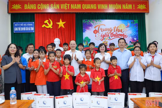 Phó Bí thư Thường trực Tỉnh ủy tặng quà cho các em hoàn cảnh khó khăn