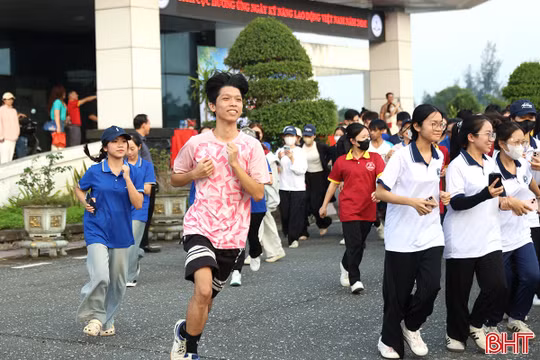 Gần 2.000 sinh viên Đại học Hà Tĩnh hưởng ứng giải chạy UpRace 2026