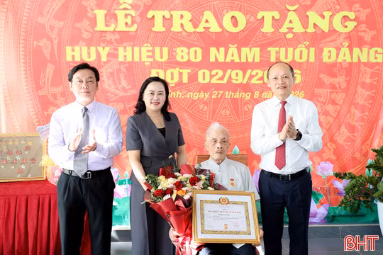 Phó Bí thư Thường trực Tỉnh ủy trao Huy hiệu 80 năm tuổi Đảng cho đảng viên tại xã Cẩm Xuyên