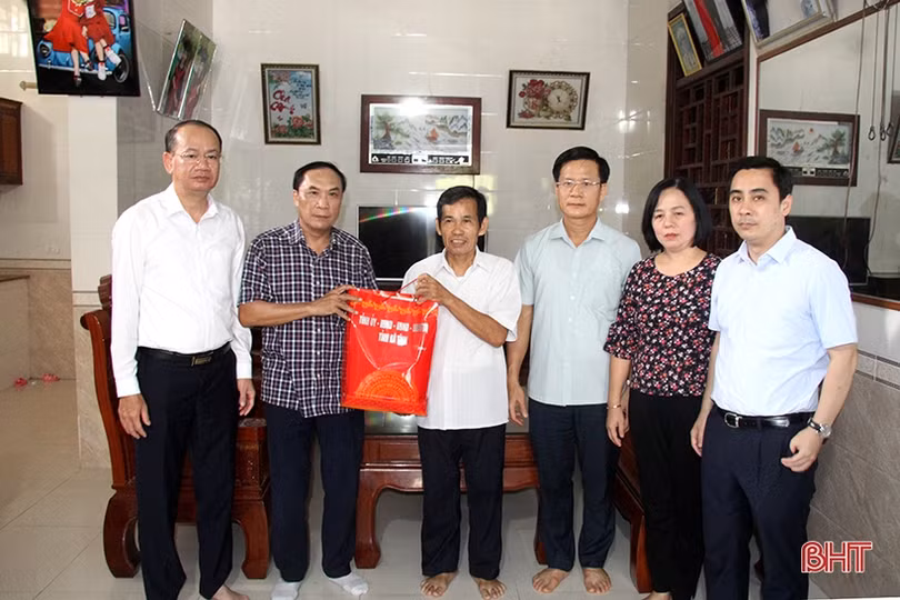 Trưởng ban Tổ chức Tỉnh ủy tặng quà người có công tiêu biểu ở Nghi Xuân