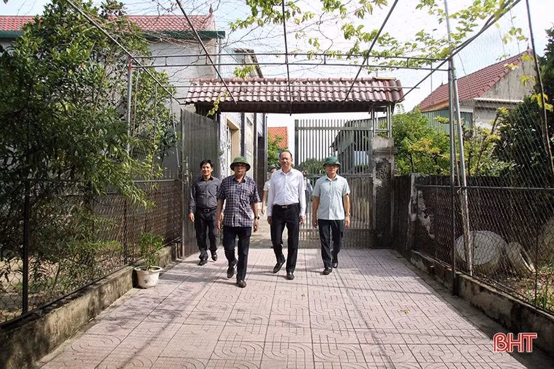 Trưởng ban Tổ chức Tỉnh ủy tặng quà người có công tiêu biểu ở Nghi Xuân