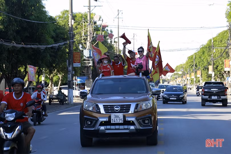 Cổ động viên Hà Tĩnh tiếp lửa” đội nhà trước giờ đối đầu với Hà Nội FC