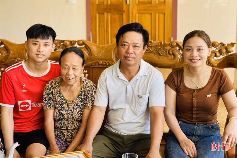 Hạnh phúc vỡ òa của gia đình nam sinh Hà Tĩnh giành HCV Olympic Hóa học quốc tế