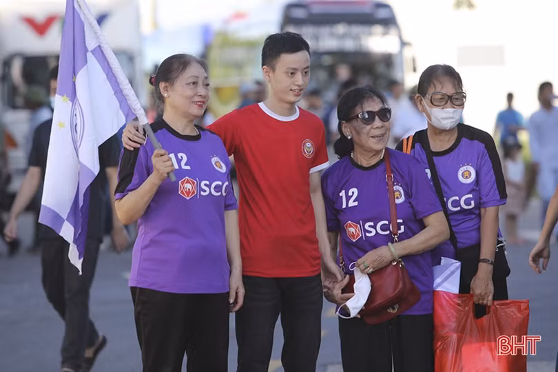 Cổ động viên Hà Tĩnh tiếp lửa” đội nhà trước giờ đối đầu với Hà Nội FC