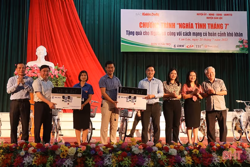 Trao tặng 100 suất quà cho gia đình chính sách, học sinh khó khăn ở Can Lộc