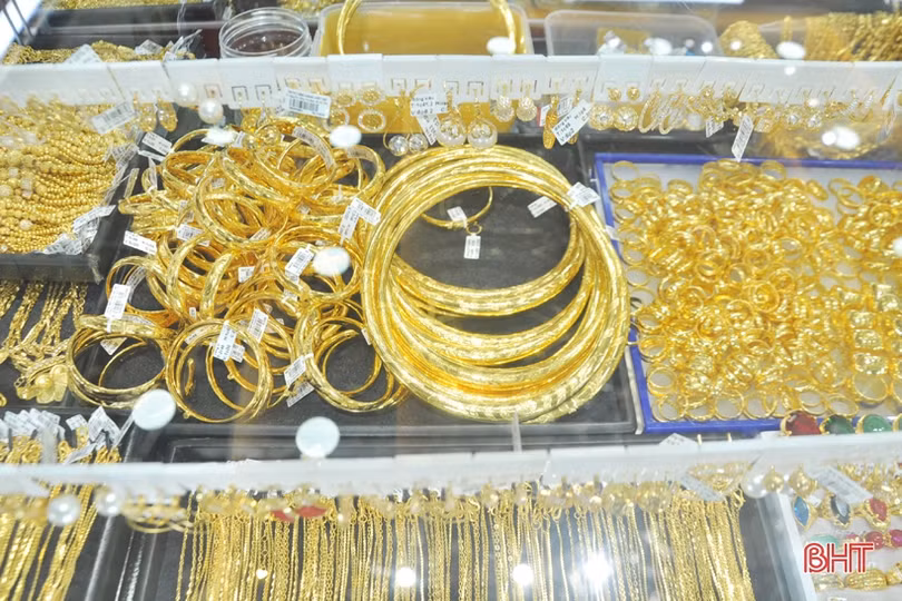 Giá vàng lên xuống từng ngày, người dân Hà Tĩnh chuyển hướng mua đầu tư