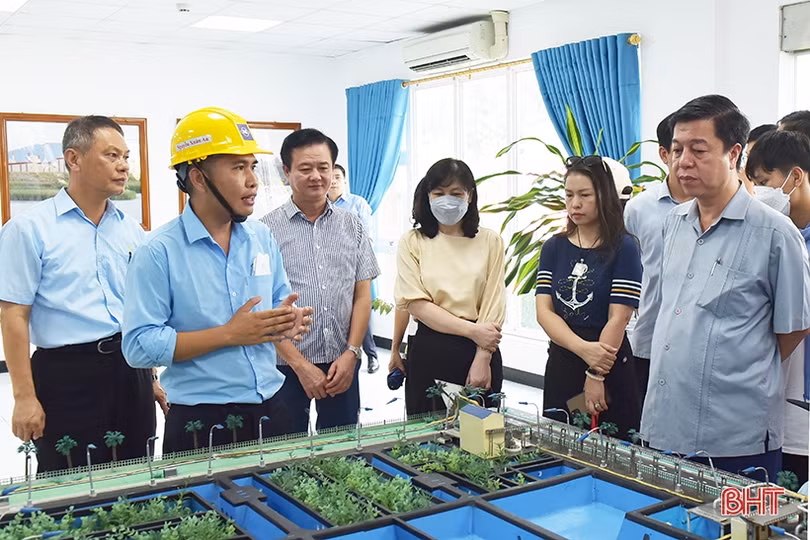 Đoàn công tác Tạp chí Cộng sản dâng hương Đền thờ Tổng Bí thư Lê Duẩn và tham quan KKT Vũng Áng