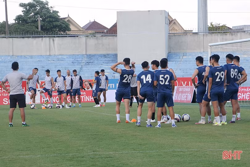 Người hâm mộ Hà Tĩnh chào đón thầy trò Hà Nội FC trong buổi tập làm quen sân