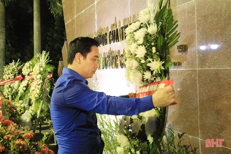 Tuổi trẻ Hà Tĩnh thắp nến tri ân Anh hùng liệt sỹ Lý Tự Trọng