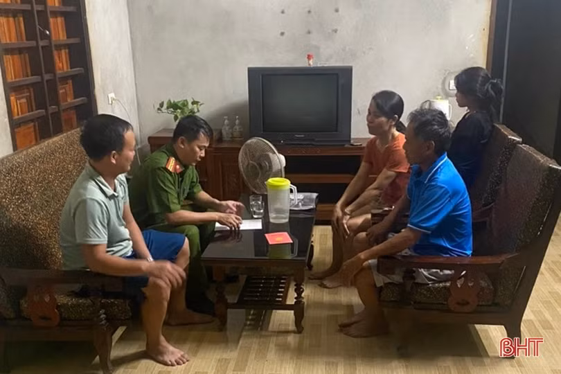 Công an xã ở Hà Tĩnh giúp người bị trầm cảm đi lạc hơn 20 km về lại nhà