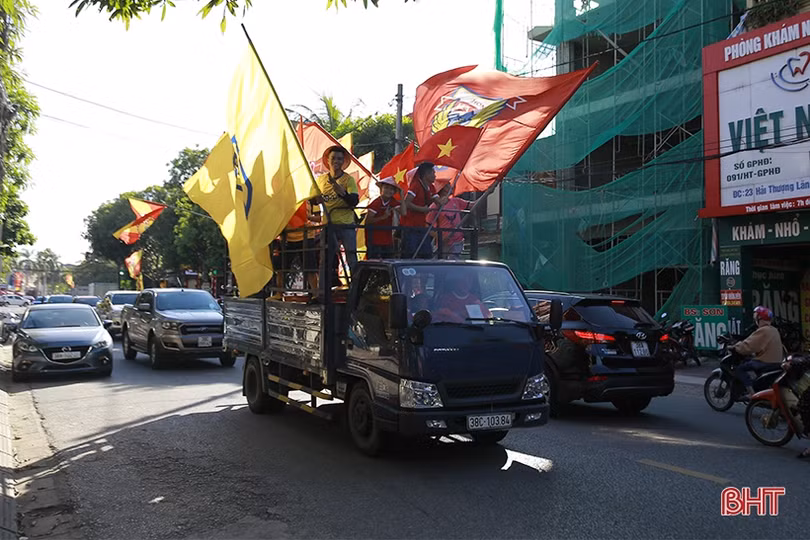 Cổ động viên Hà Tĩnh tiếp lửa” đội nhà trước giờ đối đầu với Hà Nội FC