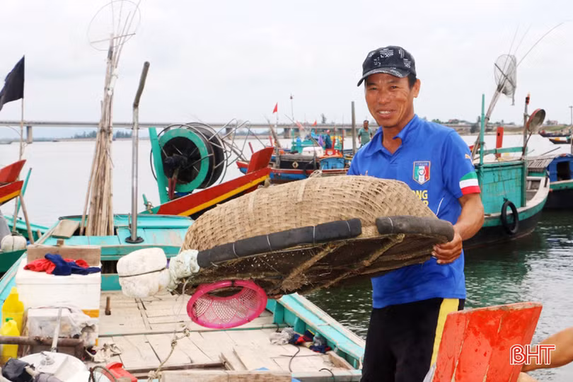 Xăng dầu “hạ nhiệt”, ngư dân Hà Tĩnh phấn khởi vươn khơi