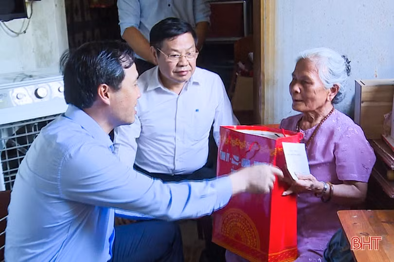 Bí thư Tỉnh ủy tặng quà gia đình chính sách gặp hoàn cảnh khó khăn tại TP Hà Tĩnh