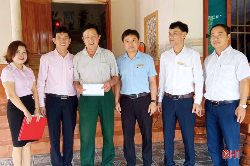 Trao quà tết cho đoàn viên, công nhân, người dân gặp hoàn cảnh khó khăn