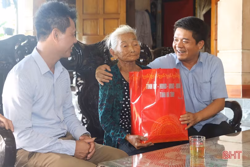 Chủ tịch Ủy ban MTTQ tỉnh thăm hỏi gia đình chính sách, người có công ở Vũ Quang