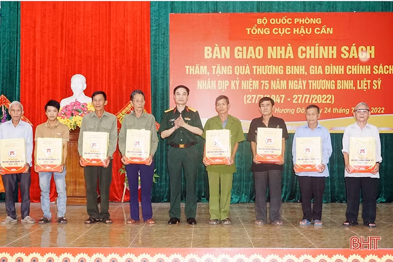 Tổng cục Hậu cần bàn giao nhà tình nghĩa, tặng quà cho đối tượng chính sách ở Hương Khê