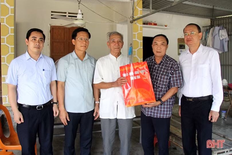 Trưởng ban Tổ chức Tỉnh ủy tặng quà người có công tiêu biểu ở Nghi Xuân