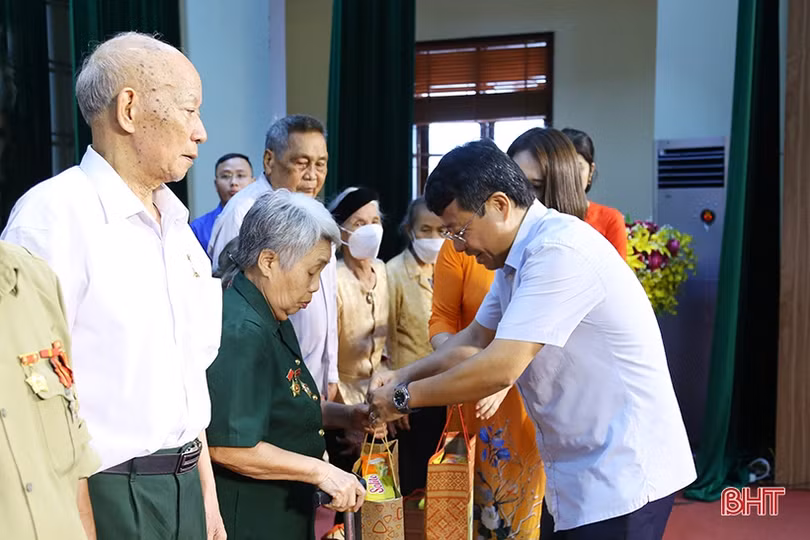 Thành phố Hà Tĩnh tổ chức gặp mặt, tặng quà cho người có công với cách mạng