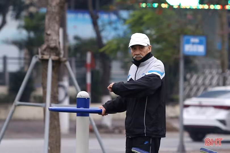 Người dân Hà Tĩnh đốt lửa chống đợt rét đậm những ngày đầu năm mới