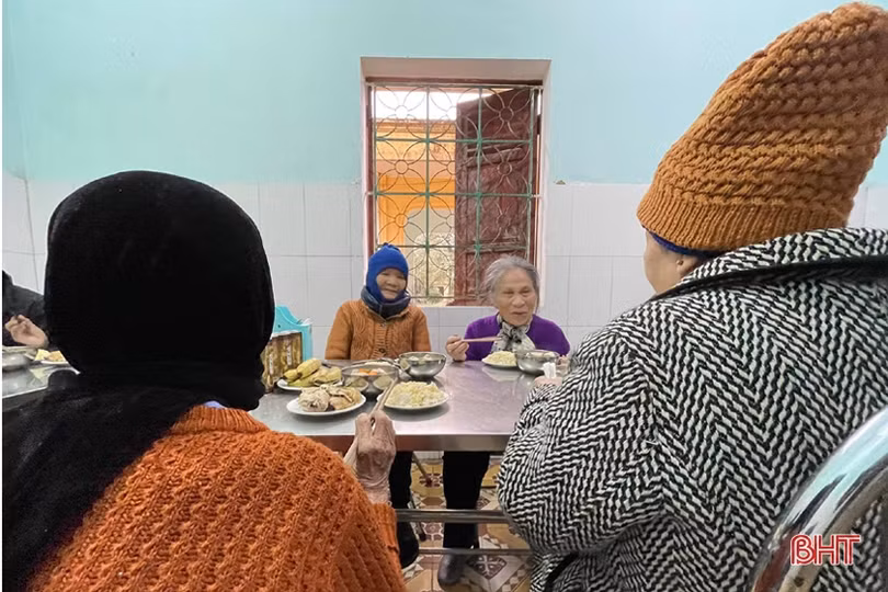 Ấm áp mâm cơm đầu năm ở Trung tâm Bảo trợ xã hội Hà Tĩnh