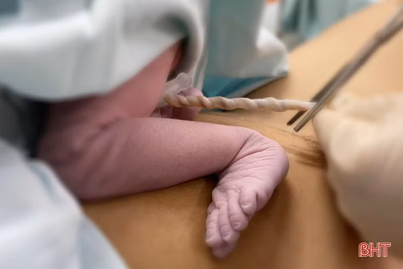 Vỡ òa khoảnh khắc chào đón những công dân Hà Tĩnh đầu tiên của năm 2021