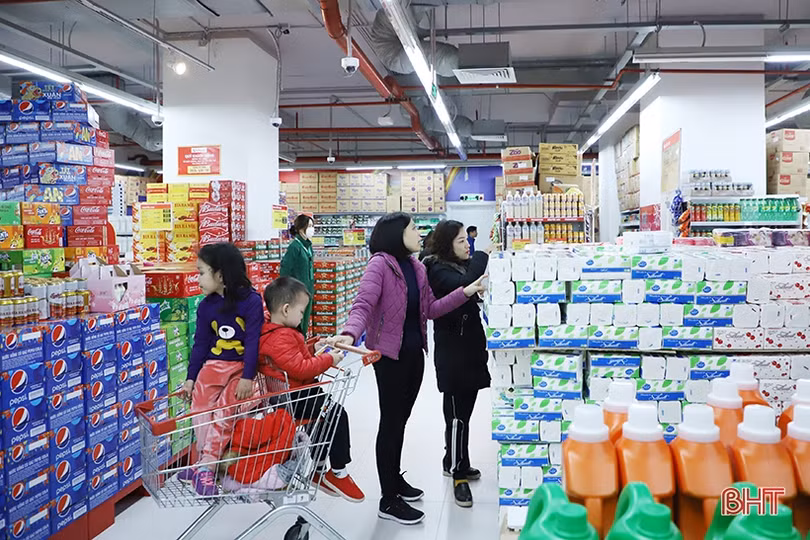 Người dân Hà Tĩnh “xuống phố” sắm đồ trong ngày đầu năm mới