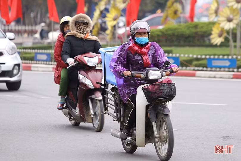 Người dân Hà Tĩnh đốt lửa chống đợt rét đậm những ngày đầu năm mới