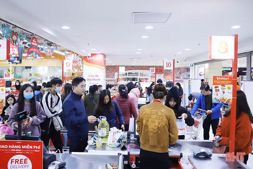 Người dân Hà Tĩnh “xuống phố” sắm đồ trong ngày đầu năm mới