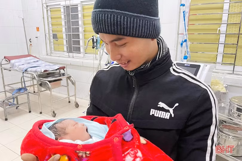 Vỡ òa khoảnh khắc chào đón những công dân Hà Tĩnh đầu tiên của năm 2021