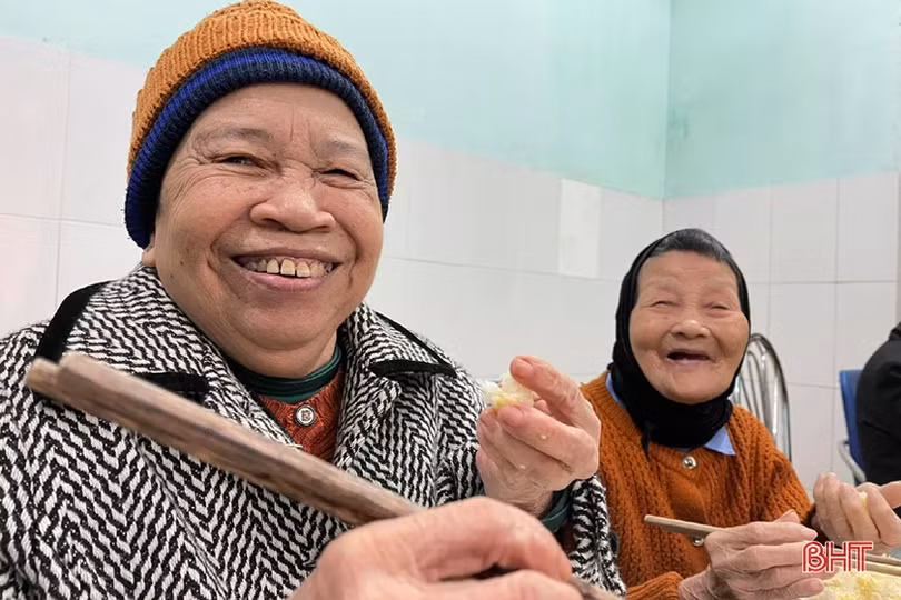 Ấm áp mâm cơm đầu năm ở Trung tâm Bảo trợ xã hội Hà Tĩnh