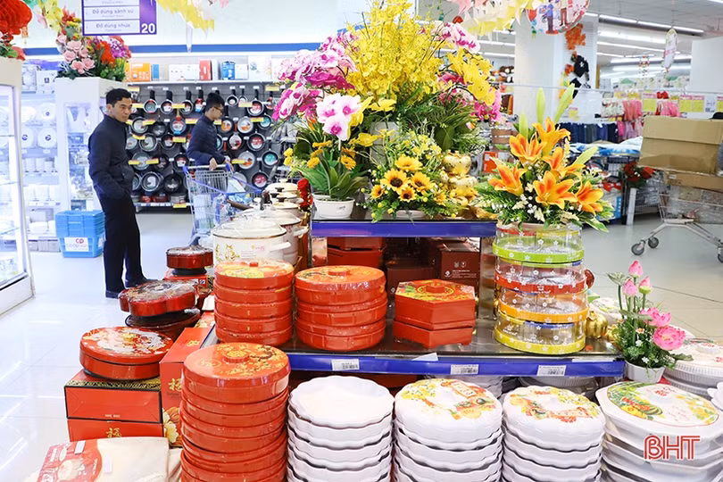 Người dân Hà Tĩnh “xuống phố” sắm đồ trong ngày đầu năm mới