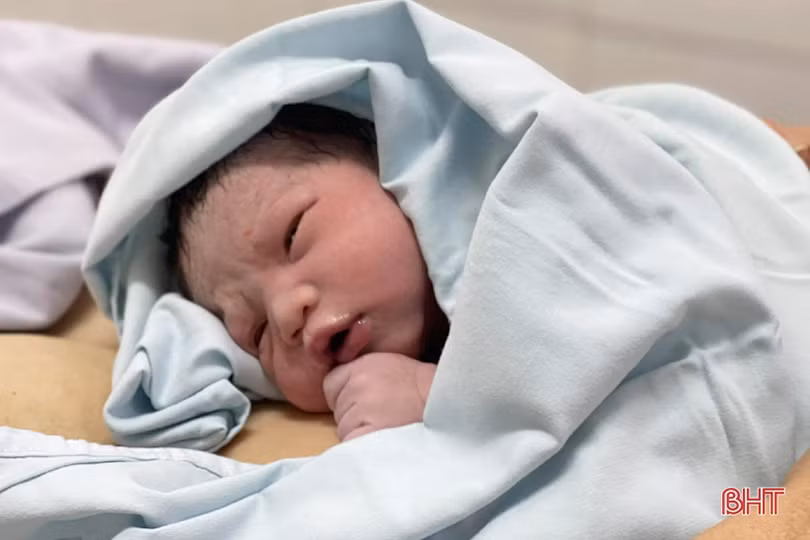 Vỡ òa khoảnh khắc chào đón những công dân Hà Tĩnh đầu tiên của năm 2021