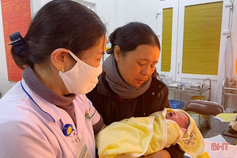 Vỡ òa khoảnh khắc chào đón những công dân Hà Tĩnh đầu tiên của năm 2021