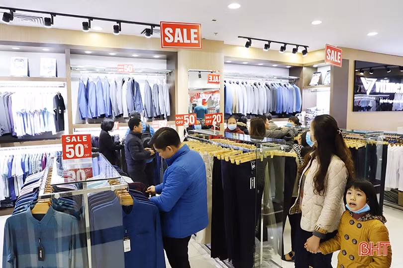 Người dân Hà Tĩnh “xuống phố” sắm đồ trong ngày đầu năm mới