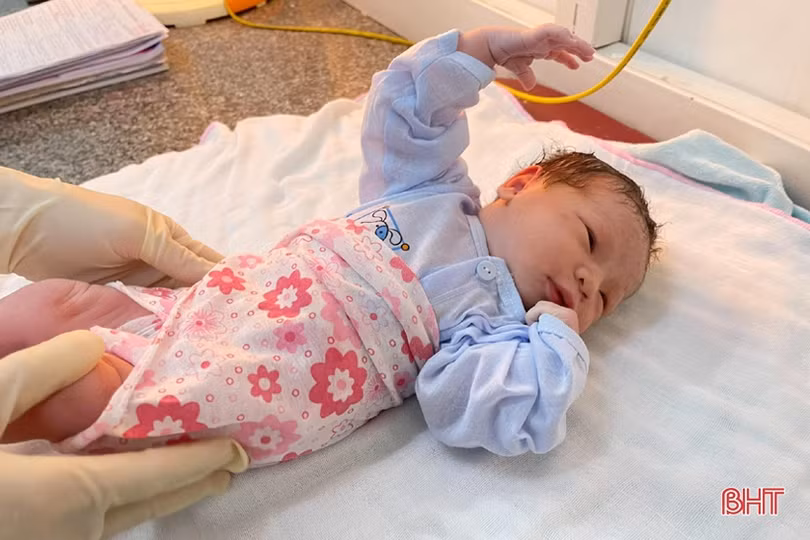 Vỡ òa khoảnh khắc chào đón những công dân Hà Tĩnh đầu tiên của năm 2021