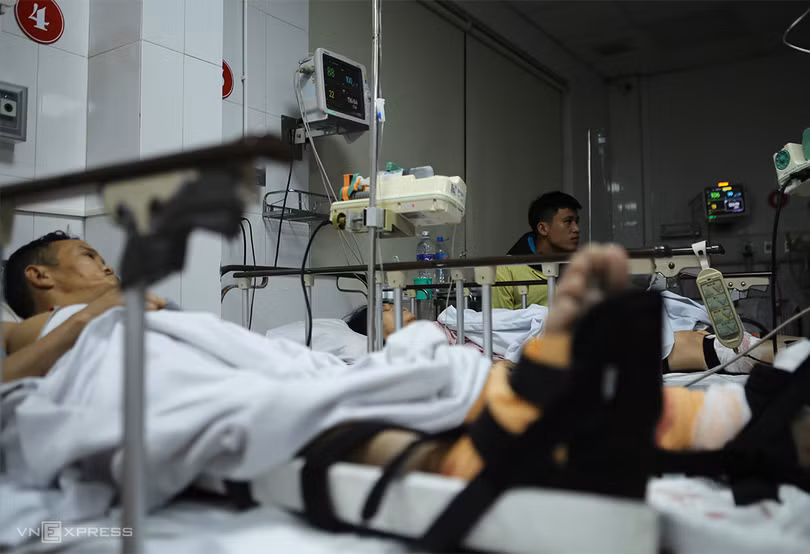 Thang máy chở 11 công nhân “rơi xuống đất tạo tiếng động như bom”