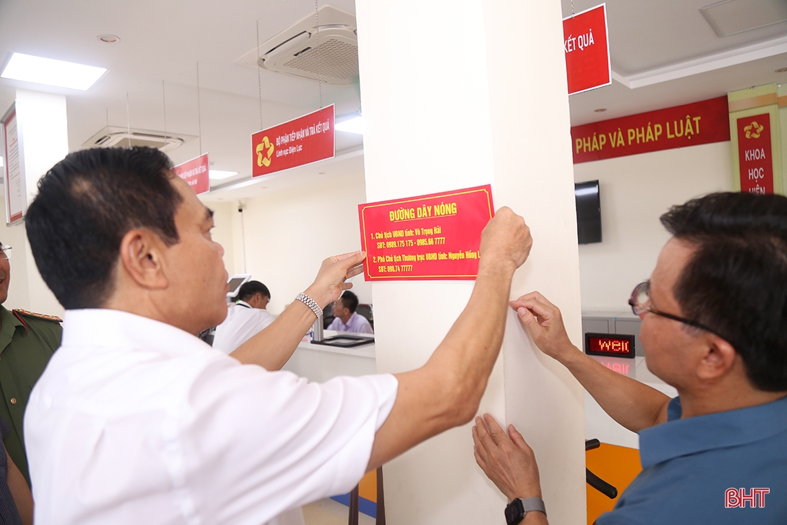 Chủ tịch UBND tỉnh Hà Tĩnh gắn bảng công khai đường dây nóng tại huyện, xã