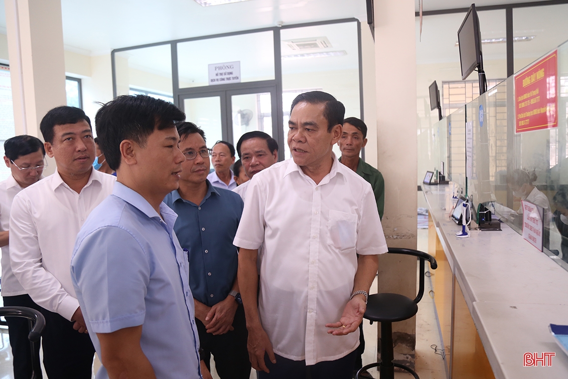 Chủ tịch UBND tỉnh Hà Tĩnh gắn bảng công khai đường dây nóng tại huyện, xã