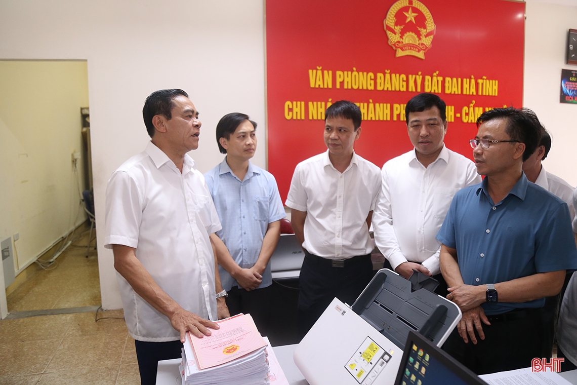 Chủ tịch UBND tỉnh Hà Tĩnh gắn bảng công khai đường dây nóng tại huyện, xã