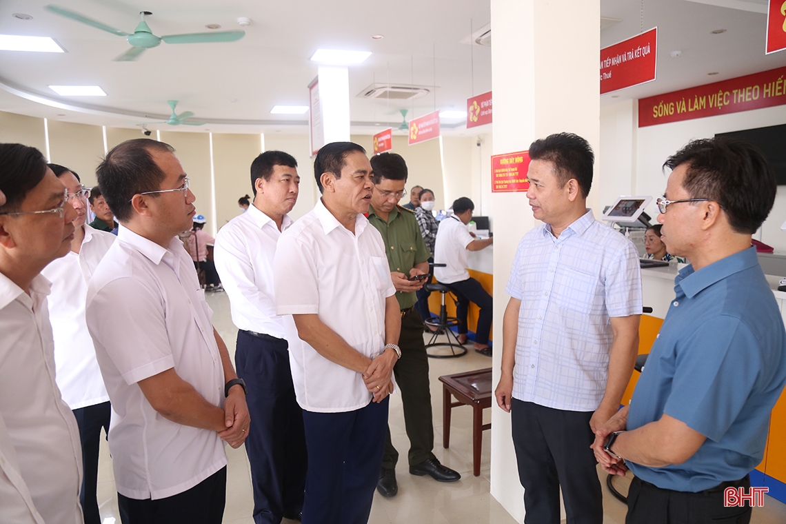 Chủ tịch UBND tỉnh Hà Tĩnh gắn bảng công khai đường dây nóng tại huyện, xã