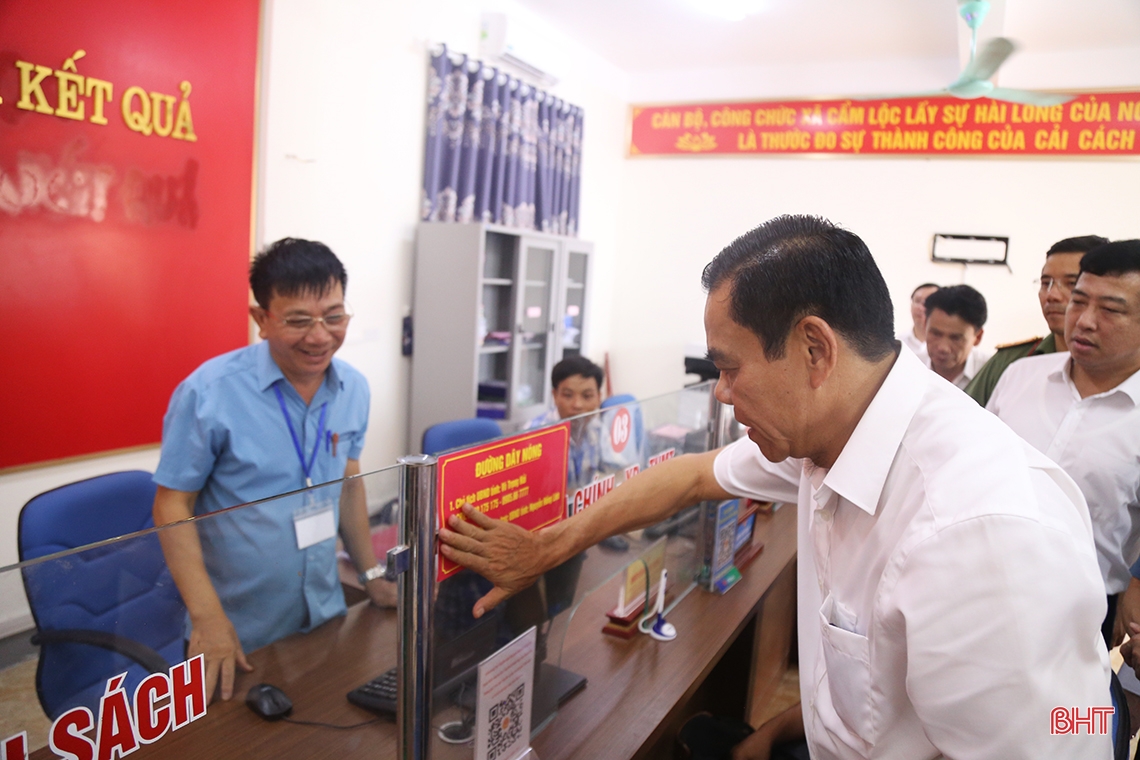 Chủ tịch UBND tỉnh Hà Tĩnh gắn bảng công khai đường dây nóng tại huyện, xã