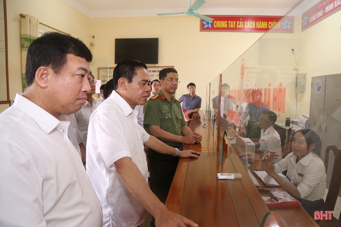 Chủ tịch UBND tỉnh Hà Tĩnh gắn bảng công khai đường dây nóng tại huyện, xã