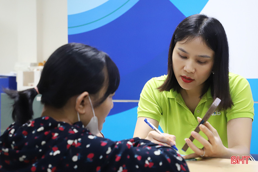 ACB Hà Tĩnh tăng cường ứng dụng công nghệ và chuyển đổi số vào quy trình cấp tín dụng.