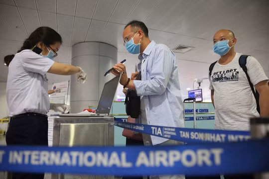 Từ 0 giờ đêm nay, tạm dừng cấp thị thực nhập cảnh cho người nước ngoài 