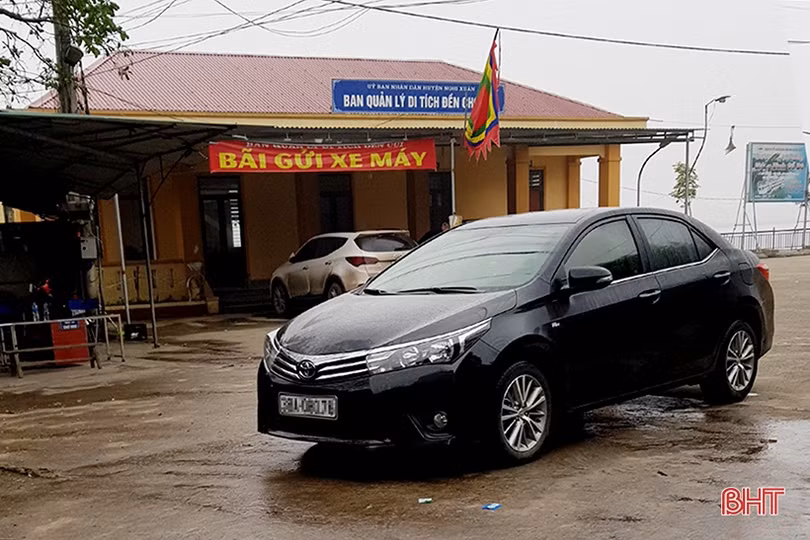 Phớt lờ chỉ đạo, Đền Củi vẫn... đón khách tham quan, hành lễ