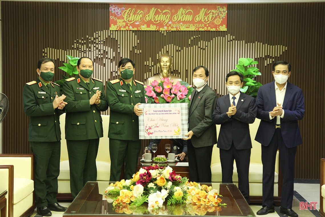Lãnh đạo Hà Tĩnh chúc mừng Trung tướng Hồ Quang Tuấn