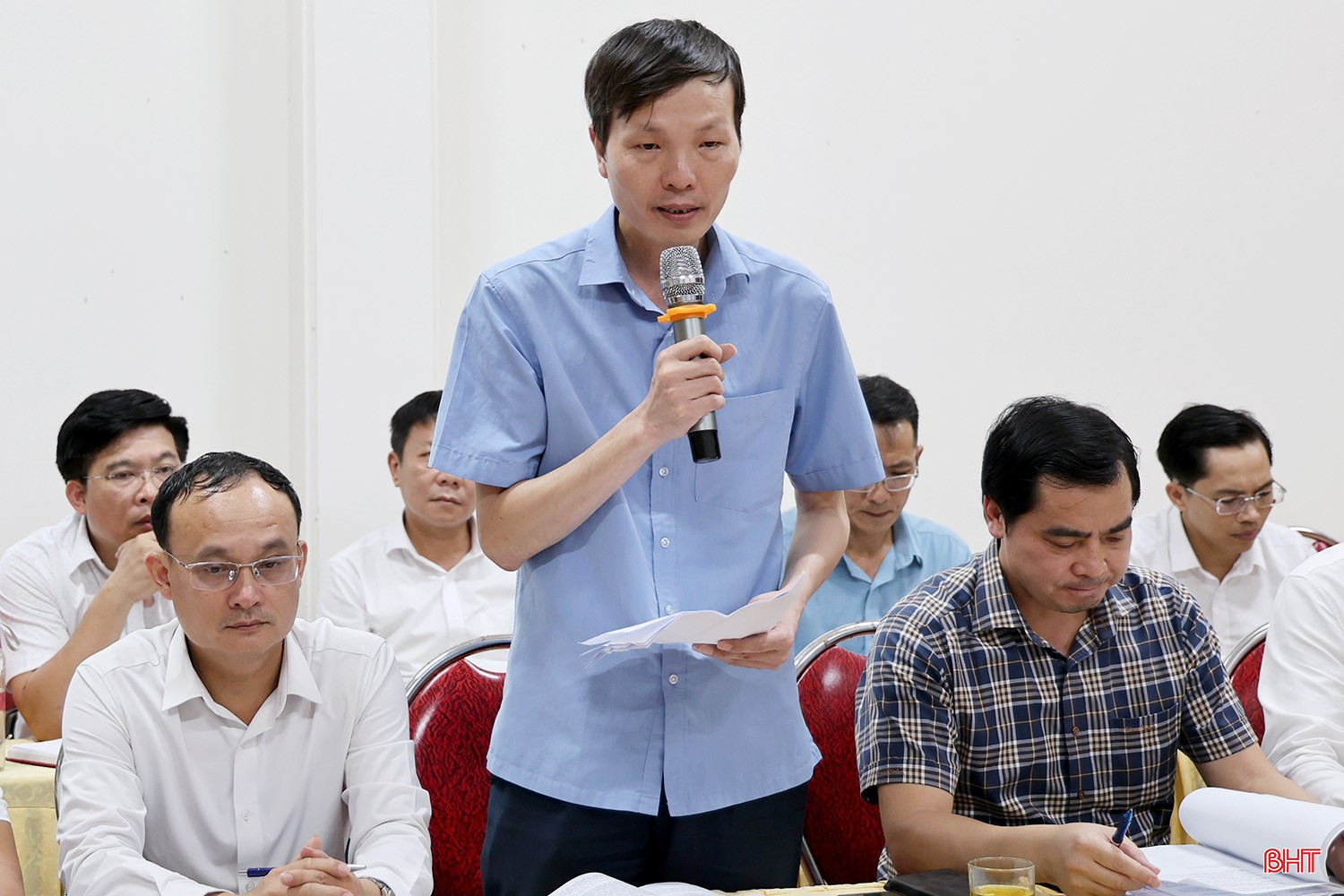Bí thư Đảng ủy, Chủ tịch HĐND xã Sơn Kim 2 Lê Thành Nhân trình bày báo cáo tại hội nghị.