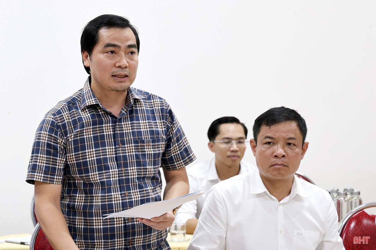 Bí thư Đảng ủy, Chủ tịch HĐND xã Sơn Kim 1 Trần Cao Thế báo cáo tại hội nghị.