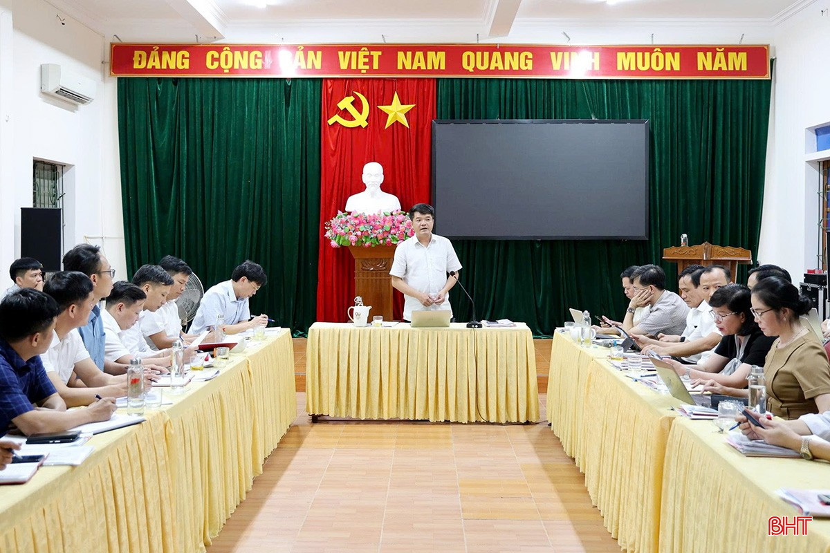 Chủ tịch Ủy ban MTTQ tỉnh Trần Nhật Tân chủ trì hội nghị.