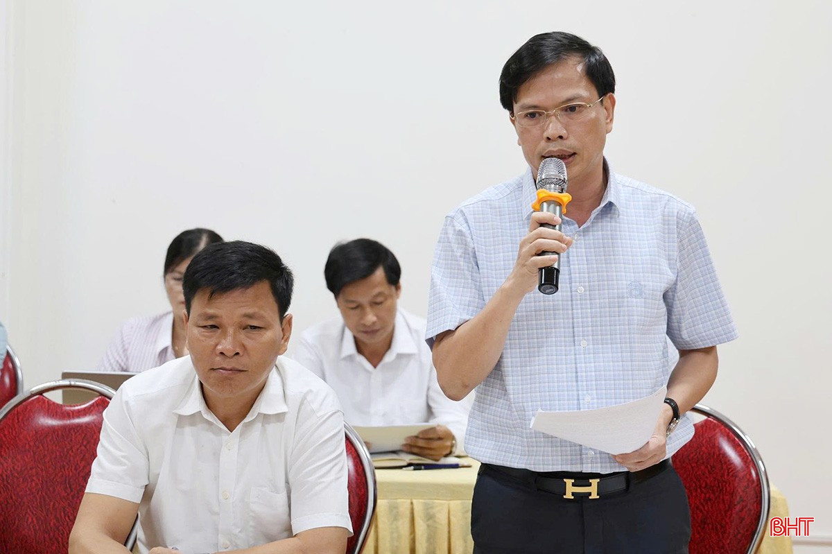 Bí thư Đảng ủy, Chủ tịch HĐND xã Sơn Tiến Trần Bình Thân báo cáo tại hội nghị.